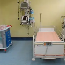 Zobacz zdjęcie: Łóżko szpitalne z kardiomonitorem i defibrylatorem