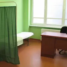 Zobacz zdjęcie: Zwykły pokój przyjęć z kozetką i biurkiem dla lekarza