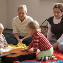Zobacz zdjęcie: Niemowlaki w Krainie Dźwięków. Program od 4 miesiąca życia. W programie tym muzyka występuje jako język.