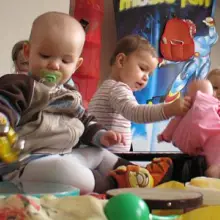 Zobacz zdjęcie: Metoda swobodnego odkrywania przy muzyce klasycznej. Rodzice obserwują reakcję swojej pociechy.