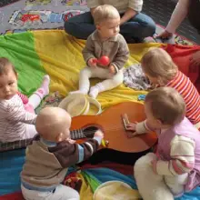 Zobacz zdjęcie: Dziecko nawiązuje relację z rówieśnikami. Reaguje na dźwięk instrumentów, których może swobodnie dotykać.
