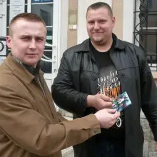 Zobacz zdjęcie: Działacze organizacji wręczali mieszkańcom kartki świąteczne i pisanki