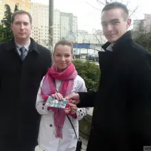 Zobacz zdjęcie: Działacze organizacji wręczali mieszkańcom kartki świąteczne i pisanki