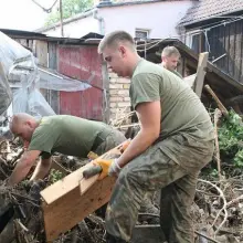Zobacz zdjęcie: Artylerzyści pomagają powodzianom