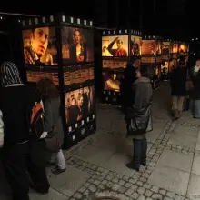 Zobacz zdjęcie: Wystawa przed kinem