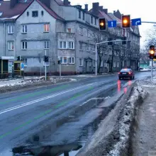 Zobacz zdjęcie: Skrzyżowanie ulic Chrobrego i Żwirki i Wigury. Na zielono zaznaczono prawidłowe linie