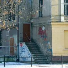 Zobacz zdjęcie: Fragment budynku przy stawie