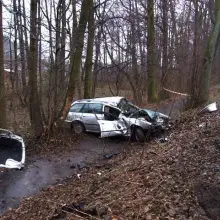 Zobacz zdjęcie: Samochód BMW wypadł z drogi i uderzył w drzewo