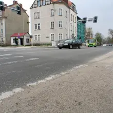 Zobacz zdjęcie: Na ulicy Chrobrego jest tak dużo piachu, że nie widać, gdzie zaczyna się chodnik, a gdzie kończy ulica