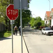 Zobacz zdjęcie: Przed kolizją znak Stop był odwrócony