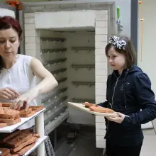 Zobacz zdjęcie: Edyta Orlińska w swojej pracowni ceramiczno-rzeźbiarskiej