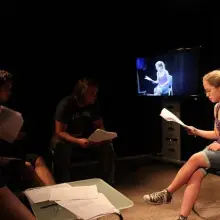 Zobacz zdjęcie: Alicja Kołacz czyta rolę podczas castingu