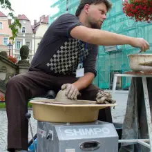 Zobacz zdjęcie: Mateusz Grobelny, komisarz pleneru "Bezgraniczna fascynacja sztuką Boleslawiec - Kamenz 2011" w trakcie tworzenia "oddechów"