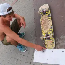Zobacz zdjęcie: Filip Mandżuk, bardzo dobry skater, pokazuje miejsce, w którym łatwo uszkodzić deskę.