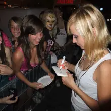 Zobacz zdjęcie: Asia rozdaje autografy