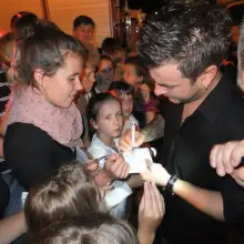 Zobacz zdjęcie: Andrzej rozdaje autografy