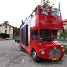 Zobacz zdjęcie: Kandydaci przyjechali na targowisko czerwonym autobusem