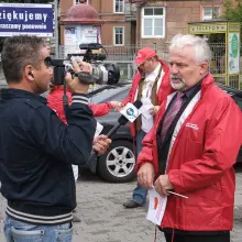 Zobacz zdjęcie: Ryszard Zbrzyzny udziela wywiadu Andrzejowi Stefańczykowi z TVN24