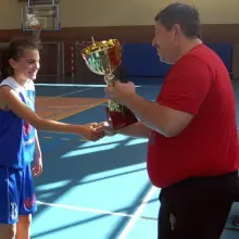 Zobacz zdjęcie: Kapitan MKS MOS Karkonosze Jelenia Góra odbiera puchar