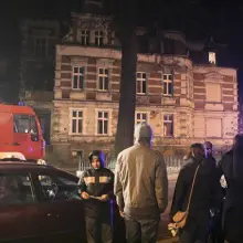 Zobacz zdjęcie: Ludzie obserwują akcję ratowników