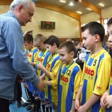 Zobacz zdjęcie: Medale młodym piłkarzom wręczał Prezes BKS Bobrzanie Jan Woch