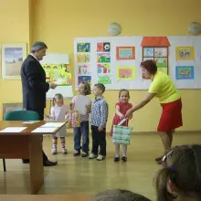 Zobacz zdjęcie: Wiesław Ogrodnik gratuluje zwycięzcom w konkursie "Ciepłe chwile"