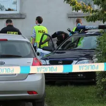 Zobacz zdjęcie: Policjanci przed budynkiem, gdzie znaleziono zwłoki kobiety