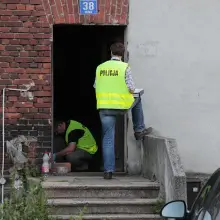 Zobacz zdjęcie: Policjanci zabezpieczają ślady na miejscu zdarzenia