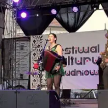 Zobacz zdjęcie: Di Grina Kuzine na scenie