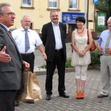 Zobacz zdjęcie: Otwarcie pierwszego kiermaszu rozpoczynającego się Święta Ceramiki było okazją do spotkania się producentów ceramiki z władzami miasta i powiatu