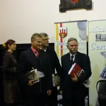 Zobacz zdjęcie: Przedstawiciele Bolesławieckiego Stowarzyszenia Kolekcjonerów i Miłośników Historii Miasta (od lewej) Andrzej Kaziuk, Henryk Lewicki i Jan Leon Stasiak