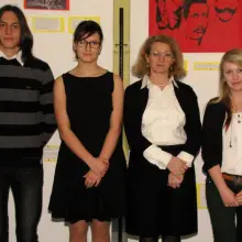 Zobacz zdjęcie: Jakub Feret, Martyna Mularczyk, nauczycielka historii Barbara Sykulska i Magdalena Brzana