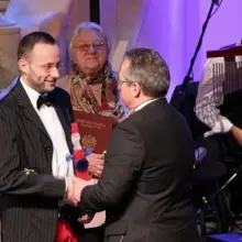 Zobacz zdjęcie: Krzysztof Gwizdała odbiera nagrodę z rąk prezydenta Piotra Romana