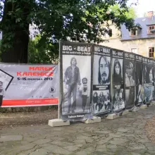 Zobacz zdjęcie: Wystawa zdjęć autorstwa Marka Karewicza na dziedzińcu Zamku Kliczków
