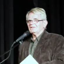 Zobacz zdjęcie: Jerzy Janeczek recytuje wiersz autorstwa Henryka Baranowskiego