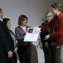 Zobacz zdjęcie: Dyrektor Anna Bober-Tubaj oraz pracownicy Muzeum Ceramiki odbierają nagrodę z rąk  wiceminister Kultury i Dziedzictwa Narodowego - prof. dr hab. Małgorzaty Omilanowskiej