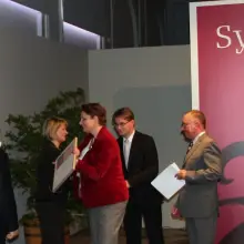 Zobacz zdjęcie: Dyrektor Anna Bober-Tubaj oraz pracownicy Muzeum Ceramiki odbierają nagrodę z rąk wiceminister Kultury i Dziedzictwa Narodowego prof. dr hab. Małgorzaty Omilanowskiej,  dyrektora Narodowego Instytutu Muzealnictwa i Ochrony Zbiorów dr. hab. Piotra Majewskiego oraz przewodniczącego jury w Konkursie na Muzealne Wydarzenie Roku „Sybilla 2013” prof. dr. hab. Waldemara Baraniewskiego
