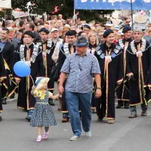 Zobacz zdjęcie: Uczestnicy parady z okazji Święta Ceramiki