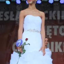 Zobacz zdjęcie: Kandydatka na miss w sukni ślubnej
