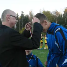 Zobacz zdjęcie: KS Talent z pucharem wójta