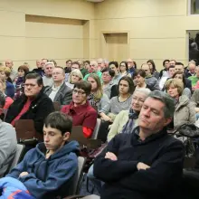 Zobacz zdjęcie: Publiczność na spotkaniu z księdzem Dariuszem Oko