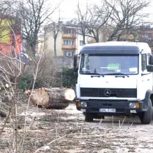 Zobacz zdjęcie: Porządkowanie placu na Jeleniogórskiej