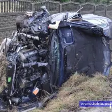 Zobacz zdjęcie: Deszcz, nadmierna prędkość – BMW w przydrożnym rowie