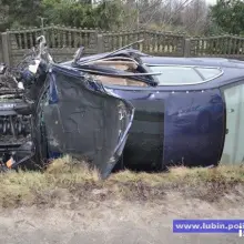 Zobacz zdjęcie: Deszcz, nadmierna prędkość – BMW w przydrożnym rowie
