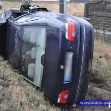 Zobacz zdjęcie: Deszcz, nadmierna prędkość – BMW w przydrożnym rowie