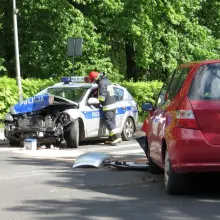 Zobacz zdjęcie: Zderzenie policyjnego radiowozu z samochodem Honda.