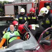 Zobacz zdjęcie: Strażacy uratowali trzy osoby z wypadku samochodowego