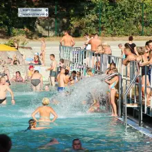 Zobacz zdjęcie: Ludzie wypoczywający na basenie Leśny potok