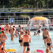 Zobacz zdjęcie: Ludzie wypoczywający na basenie Leśny potok