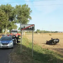 Zobacz zdjęcie: Volkswagen dachował koło Łazisk - jedna osoba w szpitalu
